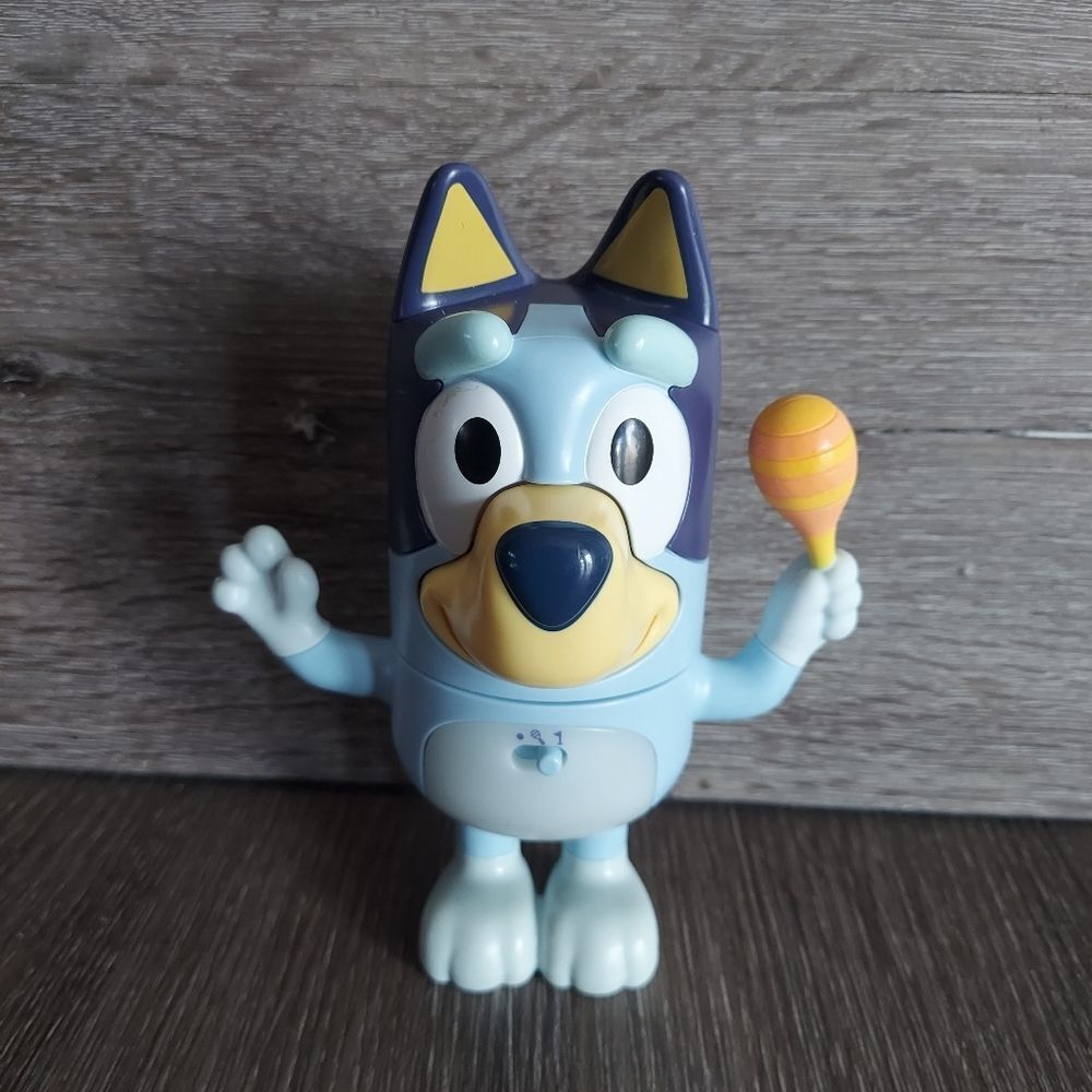 VTech Bluey Shake It Bluey Playful Pup with a Maraca, Interactive